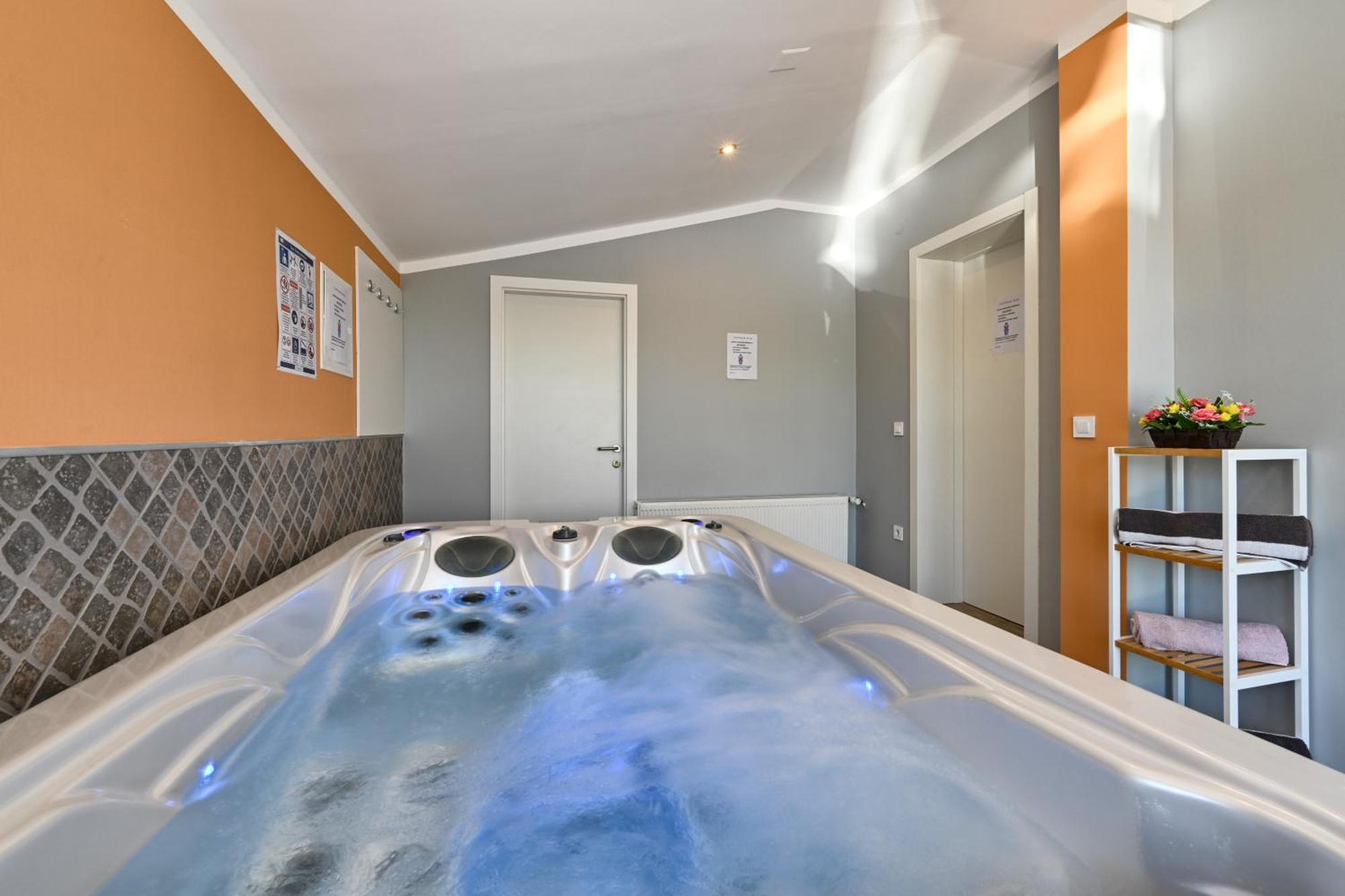 Villa Cvetkova Hiza Sa Jacuzzijem à Tuheljske Toplice Extérieur photo